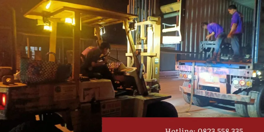 Thuê xe nâng rút hàng container tại Nam Tân Uyên, Bình Dương