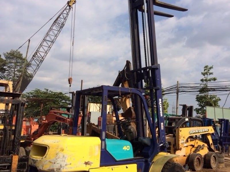 Thuê xe nâng 4 tấn: cách chọn xe và phương án an toàn
