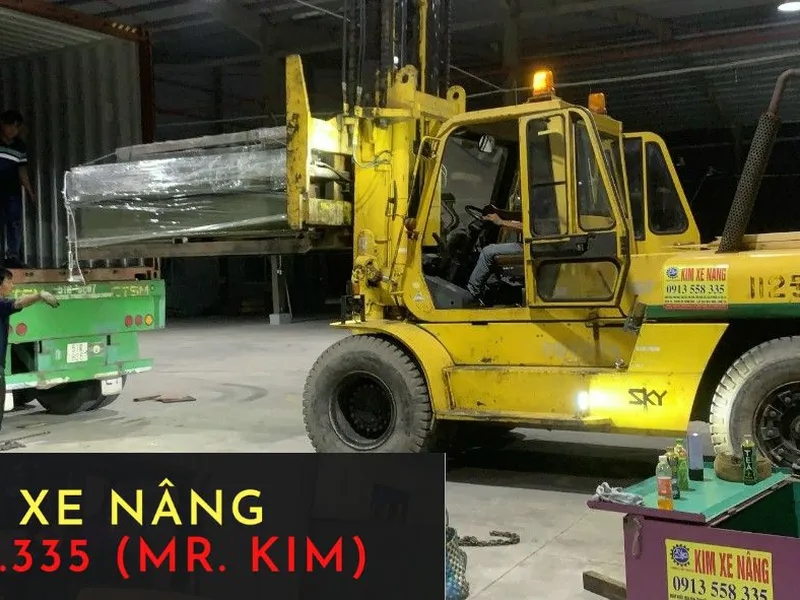 Thuê xe nâng rút hàng container tại KCN Bàu Bàng, Bình Dương