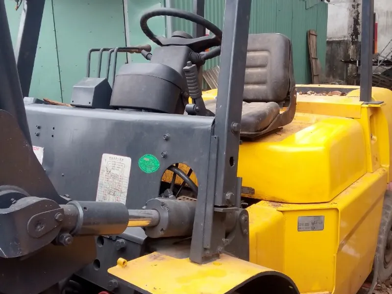 xe nâng TCM 5 tấn chui container