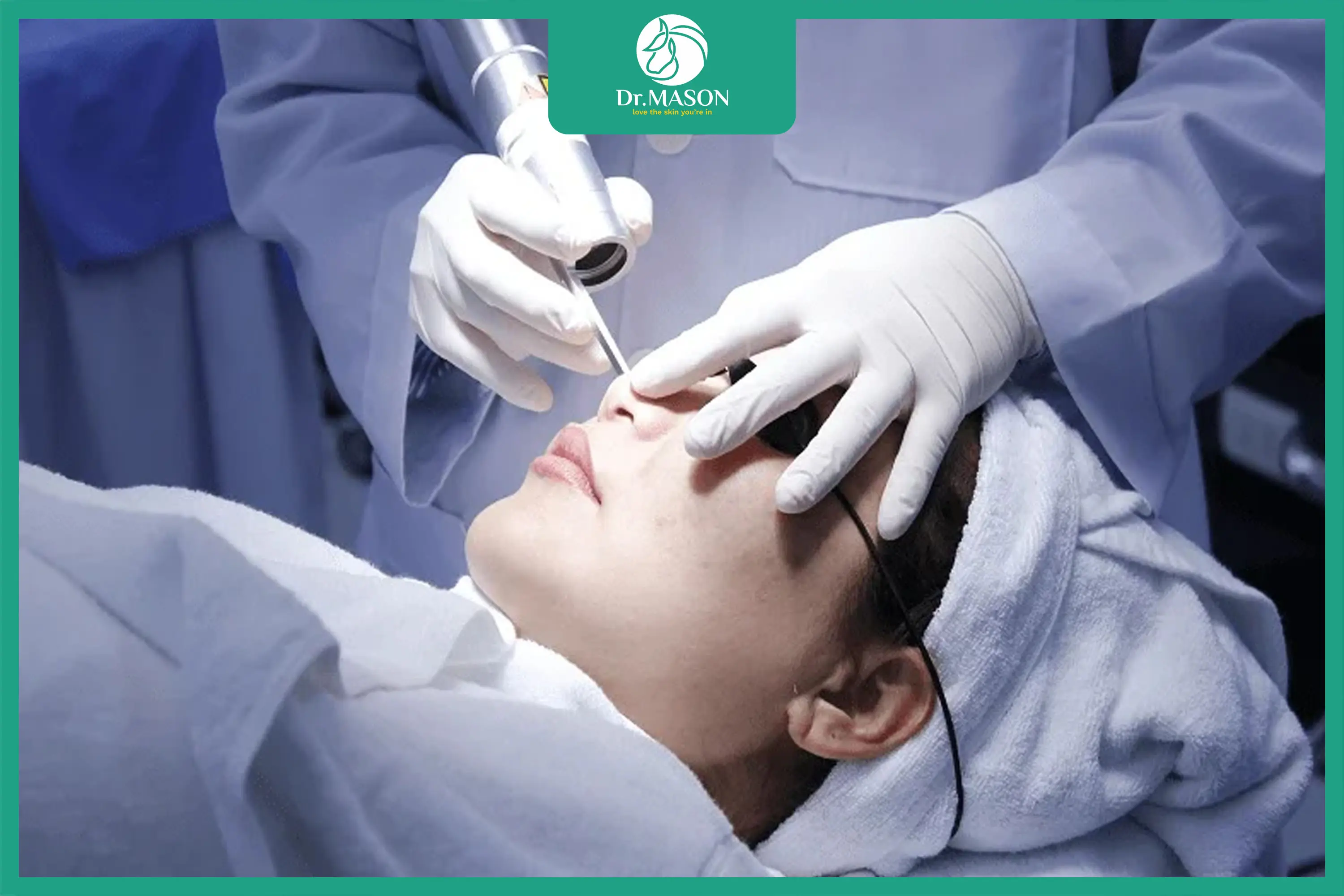 cận cảnh bác sĩ đốt mụn thịt