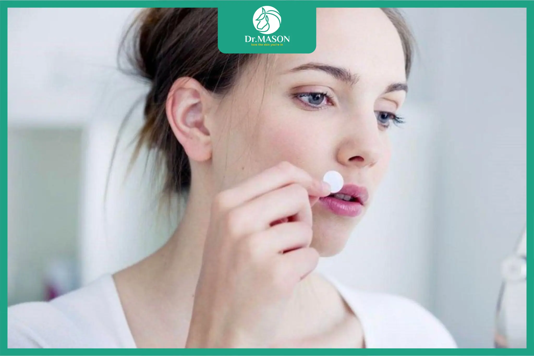 Cận cảnh các vi kim siêu nhỏ trên bề mặt miếng dán mụn microneedle giúp đưa hoạt chất vào sâu trong da