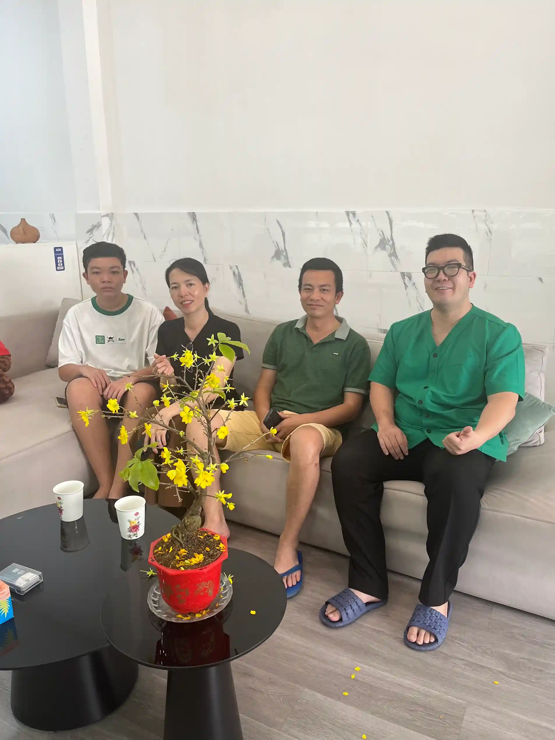 Gia đình bệnh nhân kiểm tra da tại Dr Mã Sơn