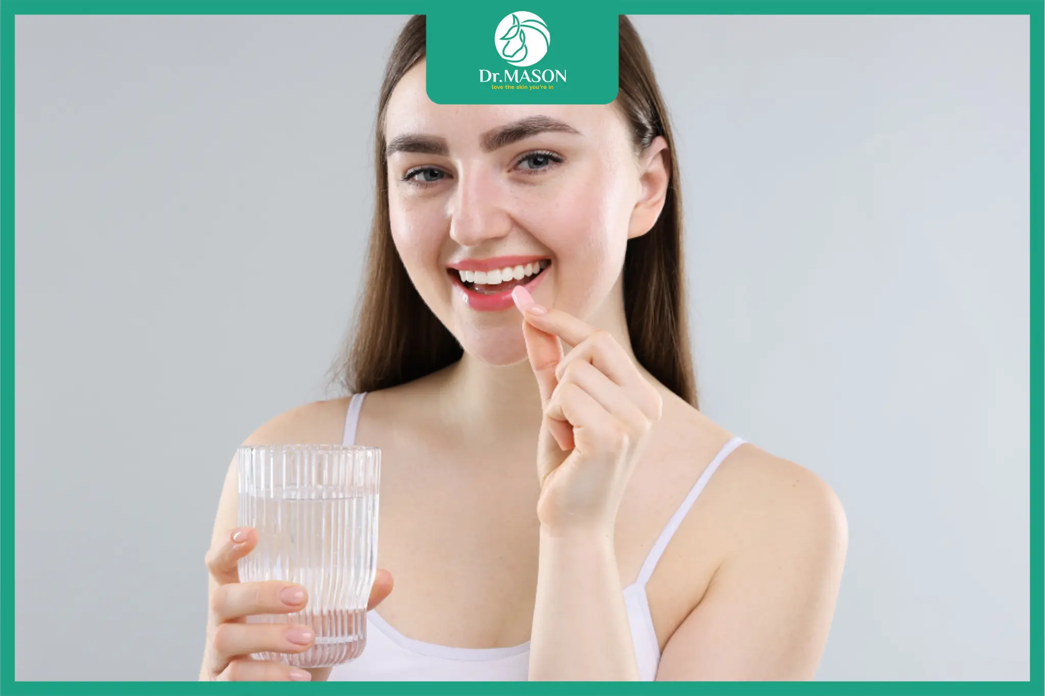 Phụ nữ uống collagen hằng ngày để hỗ trợ làn da săn chắc và cải thiện sức khỏe tổng thể