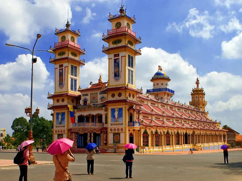 Tòa Thánh Cao Đài và Địa Đạo Củ Chi 1 Ngày Từ tpHCM