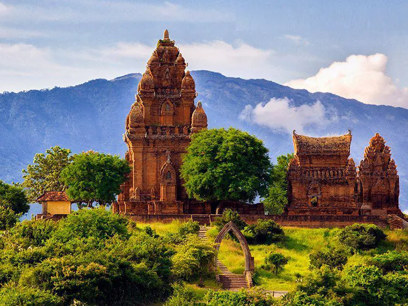 Bau Truc Pottery Village and Po Klong Garai Cham Towers Tour 1 Day