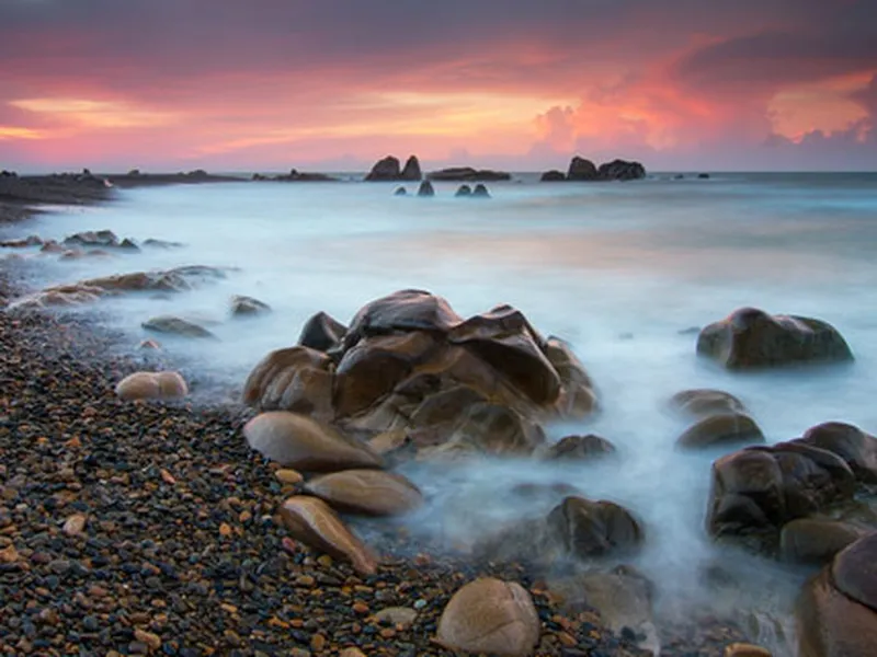 Bãi đá bảy màu và chùa Cổ Thạch