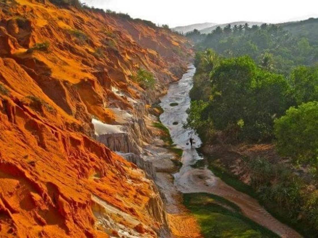 Where is Suoi Tien Mui Ne: It is a small stream flowing through sand dunes with stalactites and beautiful natural scenery.
