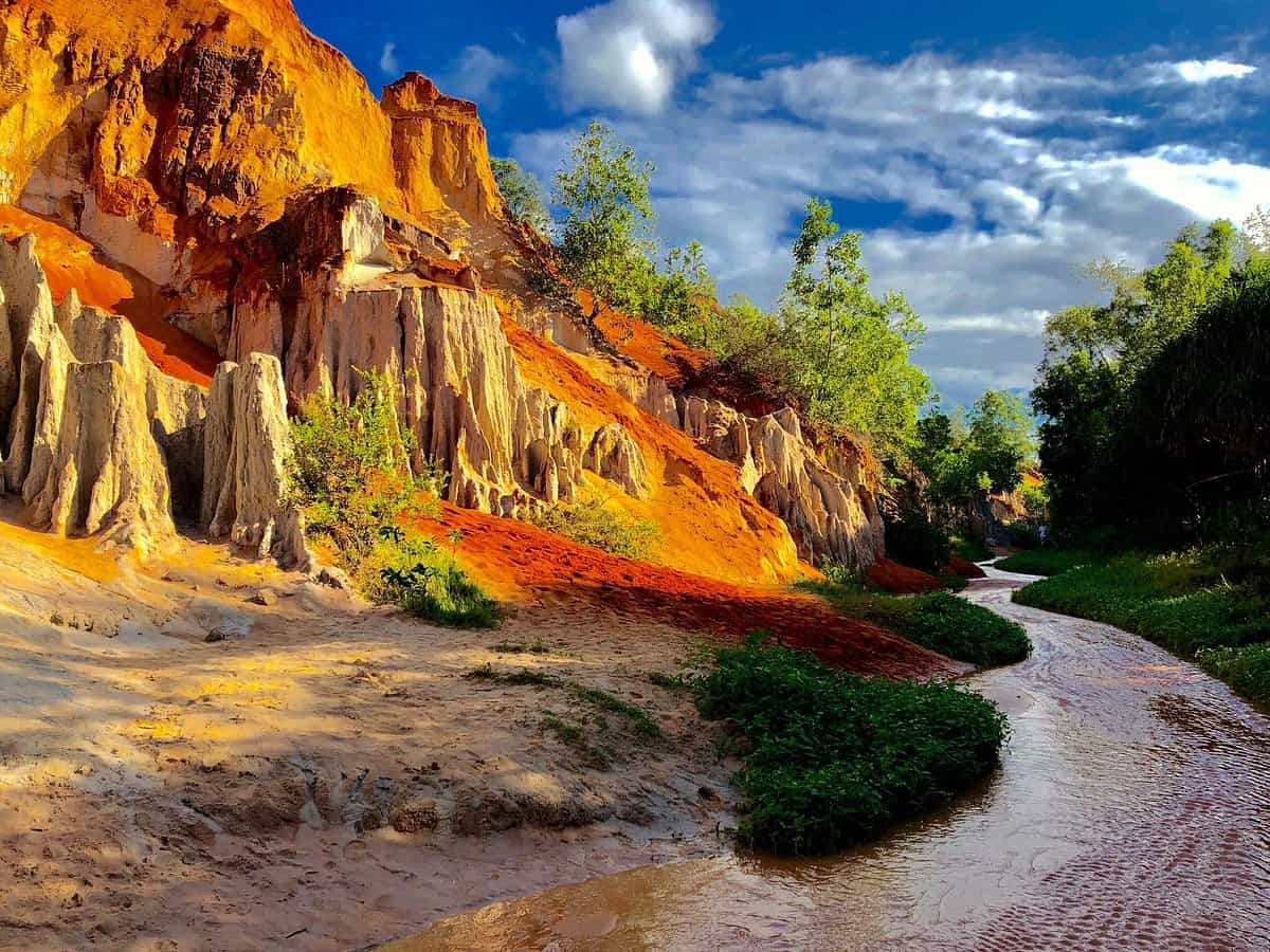 Where is Suoi Tien Mui Ne: It is a small stream flowing through sand dunes with stalactites and beautiful natural scenery.
