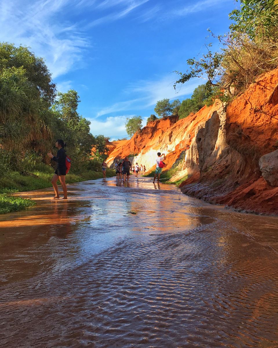 Where is Suoi Tien Mui Ne: It is a small stream flowing through sand dunes with stalactites and beautiful natural scenery.