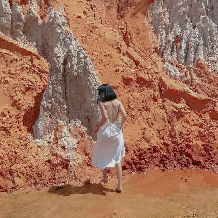Where is Suoi Tien Mui Ne: It is a small stream flowing through sand dunes with stalactites and beautiful natural scenery.