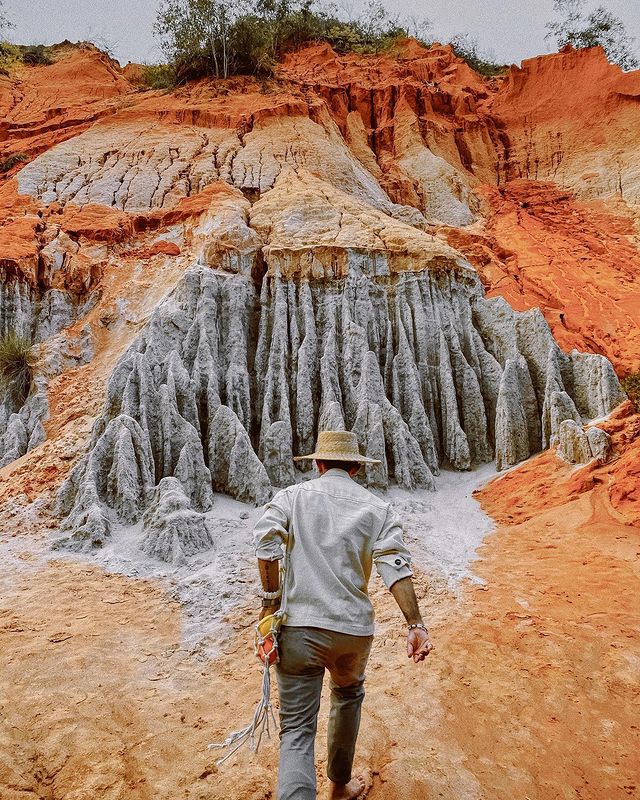 Where is Suoi Tien Mui Ne: It is a small stream flowing through sand dunes with stalactites and beautiful natural scenery.