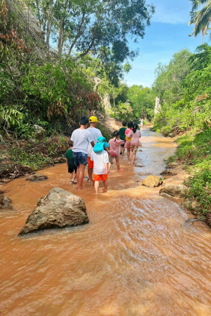 Where is Suoi Tien Mui Ne: It is a small stream flowing through sand dunes with stalactites and beautiful natural scenery.
