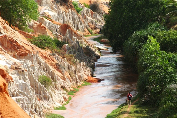 Where is Suoi Tien Mui Ne: It is a small stream flowing through sand dunes with stalactites and beautiful natural scenery.