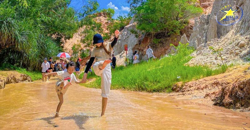 Where is Suoi Tien Mui Ne: It is a small stream flowing through sand dunes with stalactites and beautiful natural scenery.
