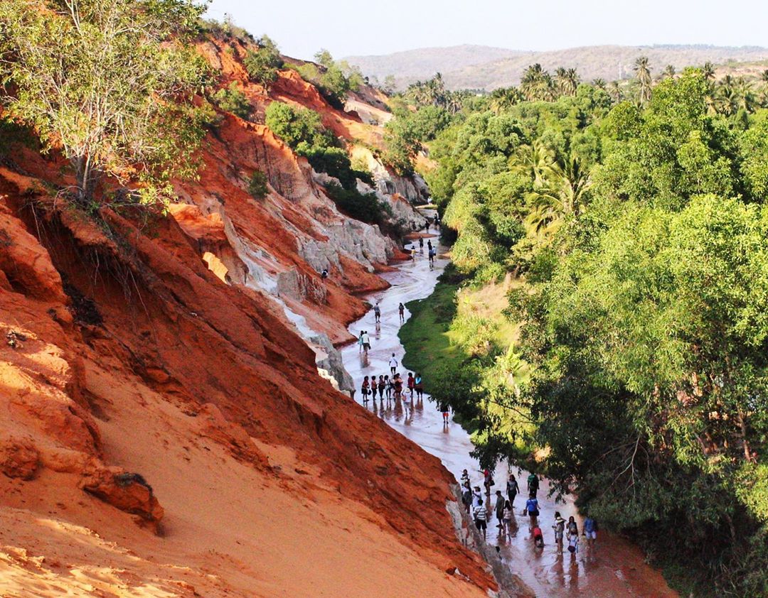 Where is Suoi Tien Mui Ne: It is a small stream flowing through sand dunes with stalactites and beautiful natural scenery.