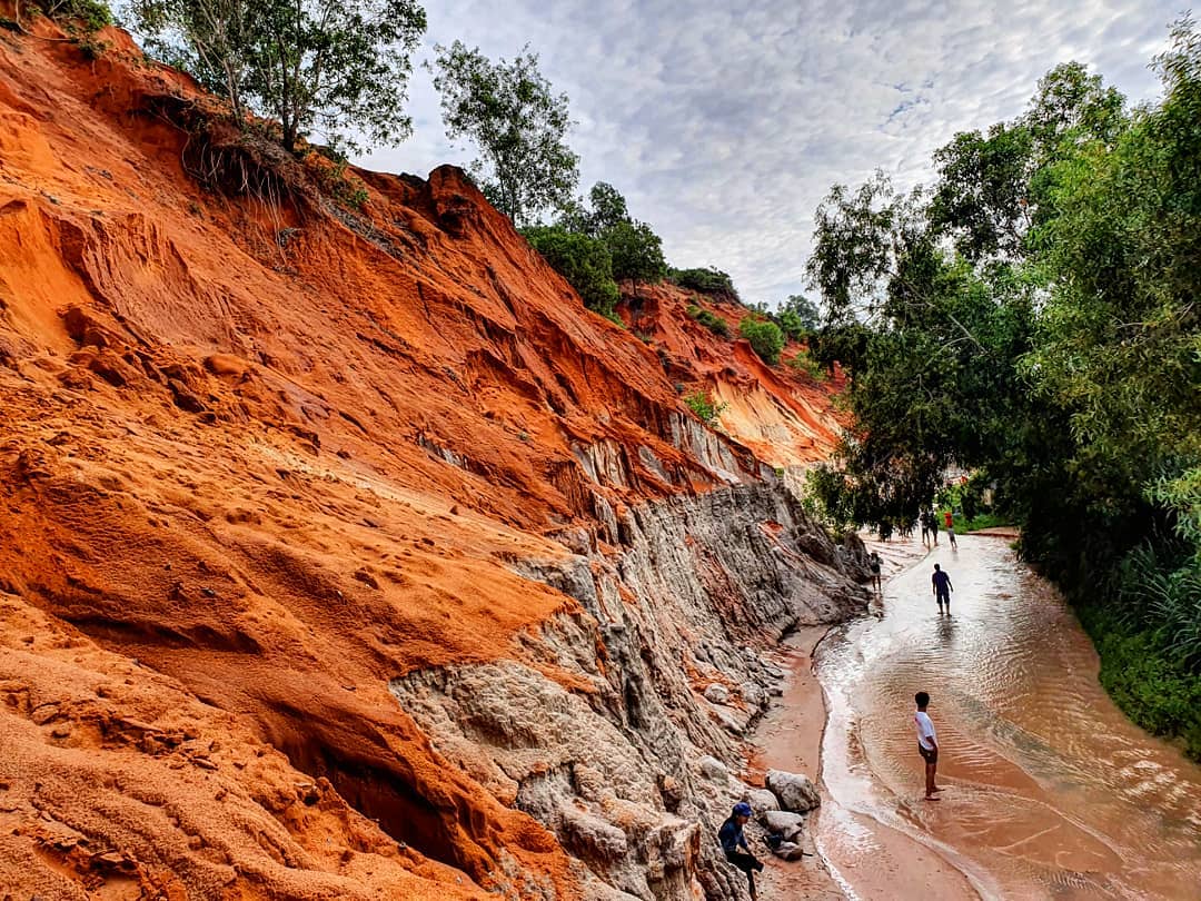 Where is Suoi Tien Mui Ne: It is a small stream flowing through sand dunes with stalactites and beautiful natural scenery.