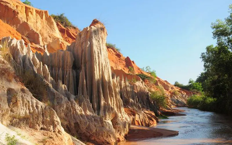 Where is Suoi Tien Mui Ne: It is a small stream flowing through sand dunes with stalactites and beautiful natural scenery.