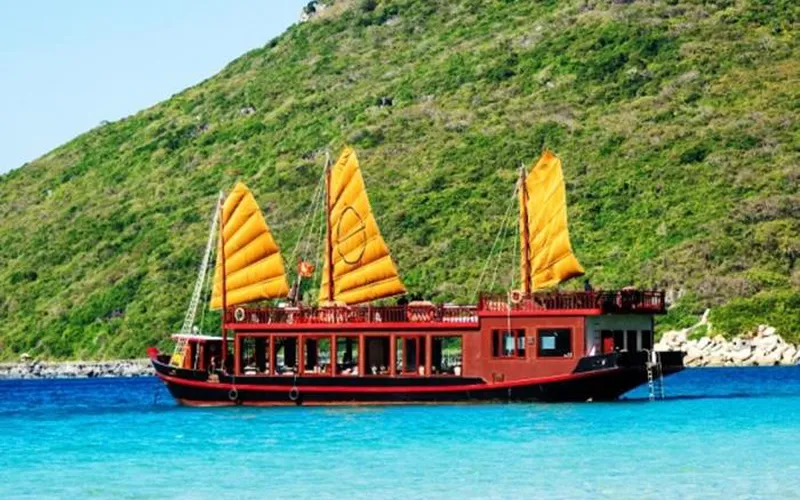 Tour Du Thuyền Vịnh Nha Trang 1 Ngày