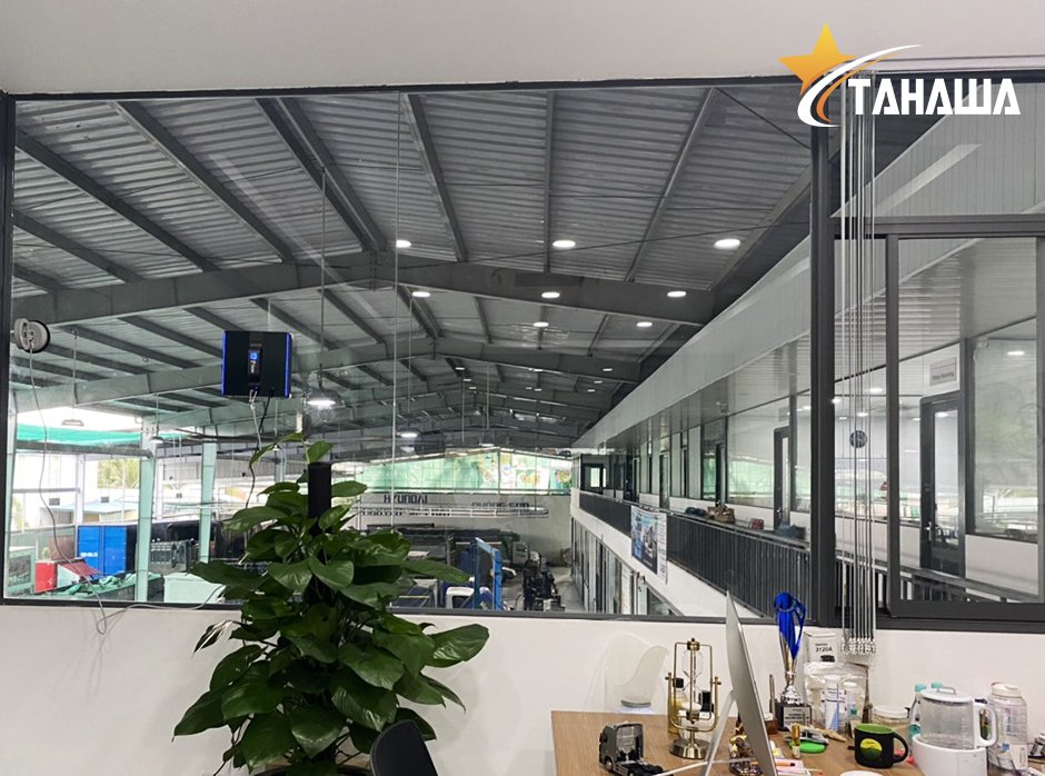 Hyundai Bình Dương sử dụng robot lau kính Hyundai Bình Dương sử dụng robot lau kính