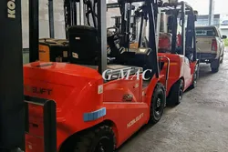 Xe nâng Trung Quốc chạy điện