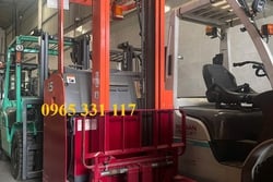 Xe nâng Nhật di chuyển qua cửa kho hẹp
