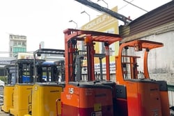Xe nâng điện đứng lái qua sử dụng nhập Nhật