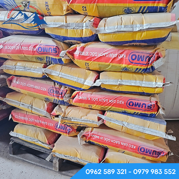 Keo dán gạch Sumo nổi bật với khả năng kết dính mạnh mẽ, chống thấm nước và chịu nhiệt tốt. Keo dán gạch Sumo nổi bật với khả năng kết dính mạnh mẽ, chống thấm nước và chịu nhiệt tốt.