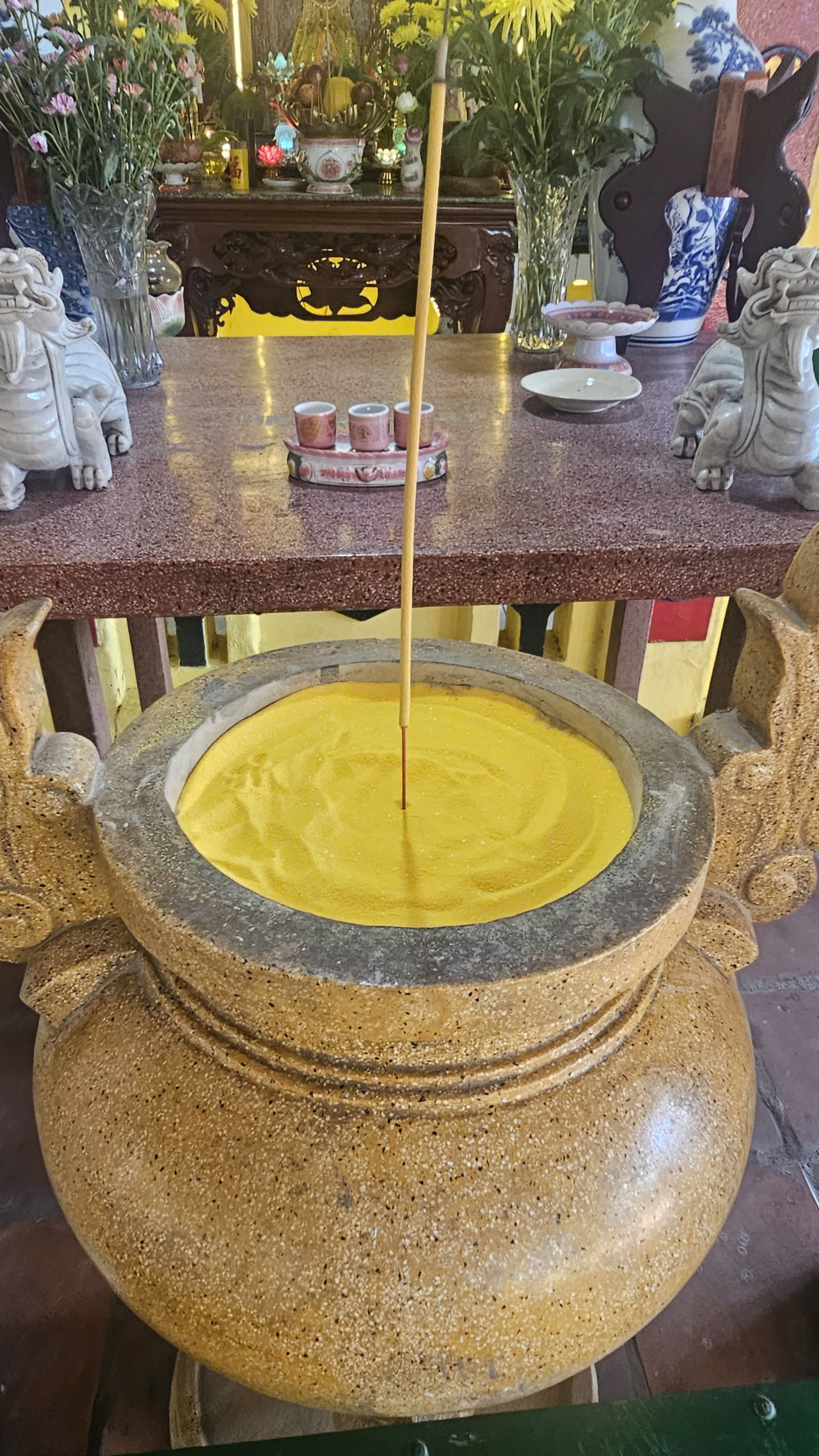 Lư hương miếu bà chúa xứ - xa lộ hà nội Lư hương miếu bà chúa xứ - xa lộ hà nội