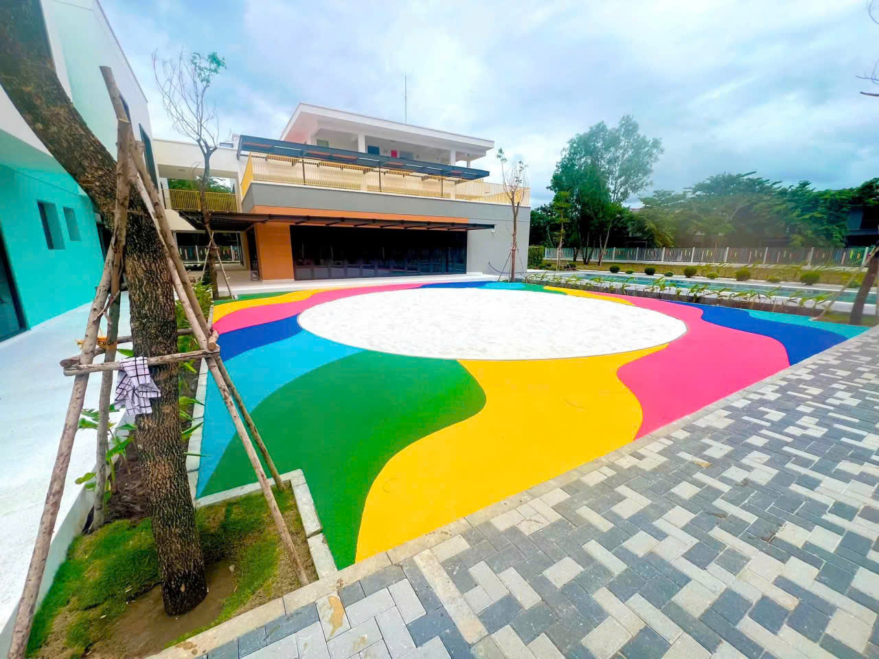 Cận cảnh khu vui chơi với vòng tròn cát trắng tinh khiết nổi bật giữa các thảm màu rực rỡ Cận cảnh khu vui chơi với vòng tròn cát trắng tinh khiết nổi bật giữa các thảm màu rực rỡ