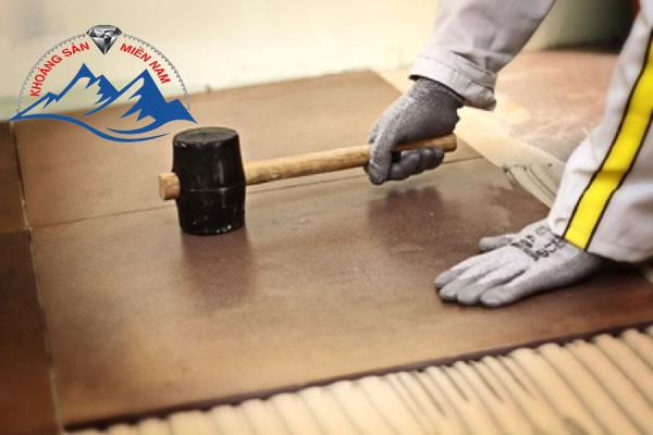 Dùng búa cao su gõ nhẹ vào mặt gạch Dùng búa cao su gõ nhẹ vào mặt gạch