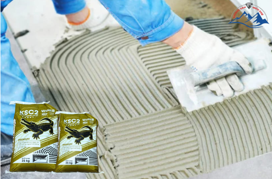 Dùng bay răng cưa trải một lớp keo mỏng lên bề mặt Dùng bay răng cưa trải một lớp keo mỏng lên bề mặt