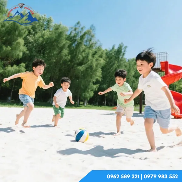 Cát trắng làm sân chơi trẻ em
