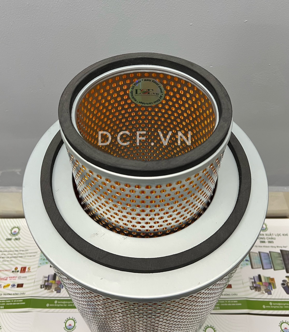 Bộ 2 cái lõi lọc gió lồng vào nhau để đứng