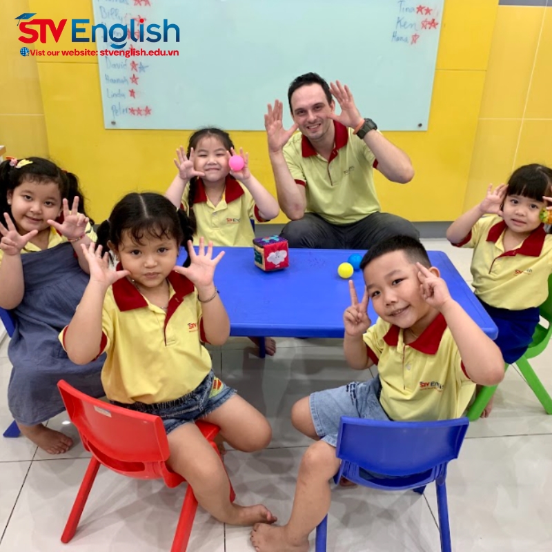 Dạy trẻ những mẫu câu đơn giản khi thuyết trình tiếng Anh giúp trẻ đỡ bối rối hơn Dạy trẻ những mẫu câu đơn giản khi thuyết trình tiếng Anh giúp trẻ đỡ bối rối hơn