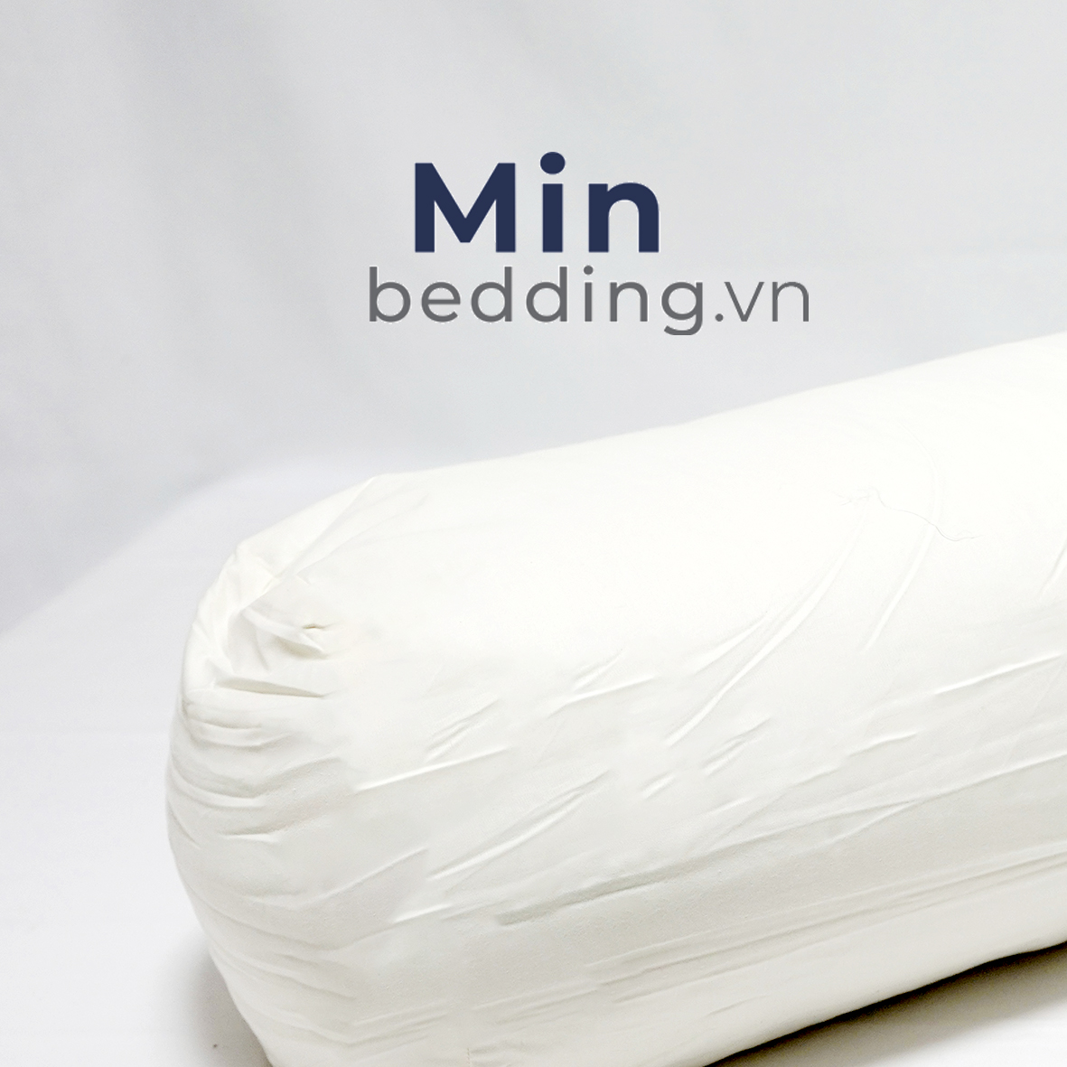 Ruột Gối Ôm Lông Vũ Nhân Tạo Min Micro mang đến sự mềm mại, thoáng mát và thoải mái tối ưu nhờ chất liệu Microfiber cao cấp và vỏ bọc cotton 100%. Ruột Gối Ôm Lông Vũ Nhân Tạo Min Micro mang đến sự mềm mại, thoáng mát và thoải mái tối ưu nhờ chất liệu Microfiber cao cấp và vỏ bọc cotton 100%.