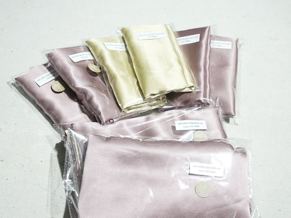 Vỏ gối lụa tơ tằm cao cấp – Mềm mại, bóng mượt, mang đến sự sang trọng và thoải mái cho phòng cưới. Vỏ gối lụa tơ tằm cao cấp – Mềm mại, bóng mượt, mang đến sự sang trọng và thoải mái cho phòng cưới.