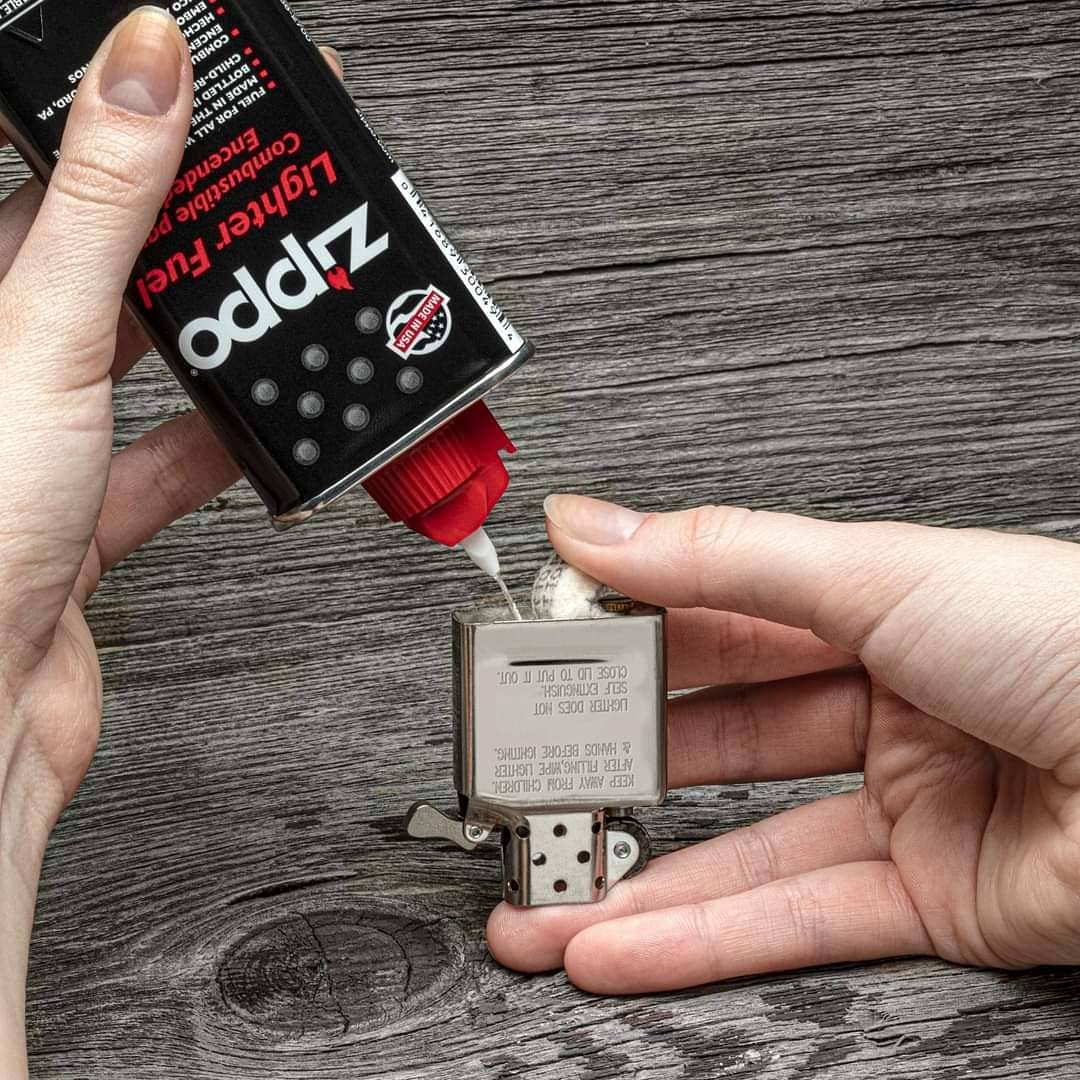 Bật lửa Zippo dễ dàng nạp xăng và thay thế các bộ phận Bật lửa Zippo dễ dàng nạp xăng và thay thế các bộ phận