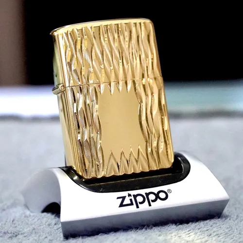 ZIPPO XƯA SẢN XUẤT 1980 - HÀNG XƯA THẬP NIÊN 80s _CHỦ ĐỀ GOLD PLATED SỌC ĐỨNG LÊN PHA GÕ BÚA - MẠ VÀNG