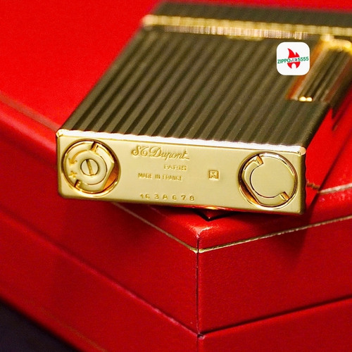 S.T. Dupont Ligne 2 form cao thập niên 1980s. Toàn thân mạ vàng họa tiết vân sọc đứng vertical line