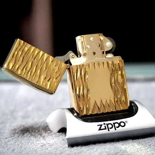 ZIPPO XƯA SẢN XUẤT 1980 - HÀNG XƯA THẬP NIÊN 80s _CHỦ ĐỀ GOLD PLATED SỌC ĐỨNG LÊN PHA GÕ BÚA - MẠ VÀNG