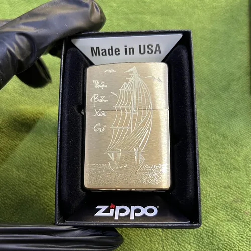ZIPPO THUẬN BUỒM XUÔI GIÓ VÀNG XƯỚC VỎ TIÊU CHUẨN