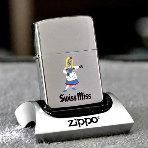 ZIPPO XƯA 1972 - HÀNG XƯA THẬP NIÊN 70s _CHỦ ĐỀ SWISSMISS CÔ GÁI CÔNG HOA KỲ