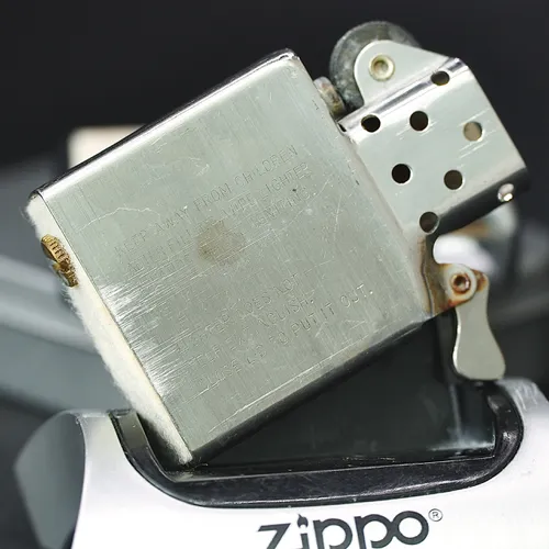 ZIPPO XƯA 1985 - HÀNG XƯA THẬP NIÊN 80s _ CHỦ ĐỀ NCAA CHAMPS BASKETBALL