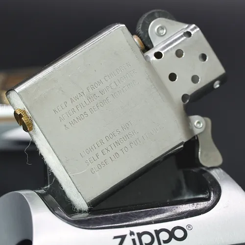 ZIPPO XƯA 1991 - HÀNG XƯA THẬP NIÊN 90s _ CHỦ ĐỀ RAISED BUCKS LOGO