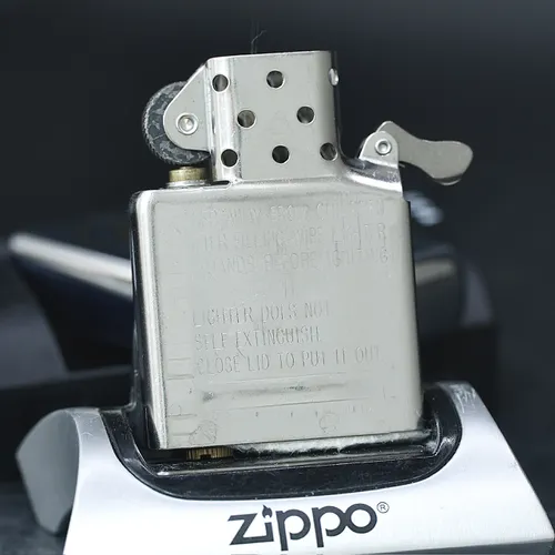 ZIPPO XƯA 2003 - HÀNG XƯA 2000s _ CHỦ ĐỀ ISAF