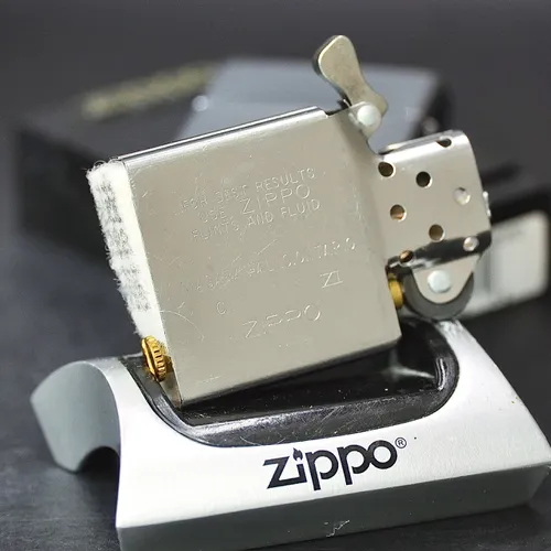 ZIPPO CANADA XƯA 1995 - HÀNG XƯA THẬP NIÊN 90s _ CHỦ ĐỀ INDIAN AUTHORIZED DEALER