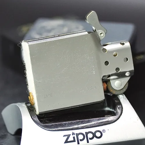 ZIPPO XƯA 1989 - HÀNG XƯA THẬP NIÊN 80s _ CHỦ ĐỀ QUÂN Y HOÀNG GIA ANH