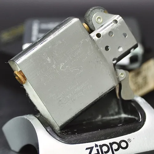 ZIPPO XƯA 1990 - HÀNG XƯA THẬP NIÊN 90s _ CHỦ ĐỀ QUÂN Y