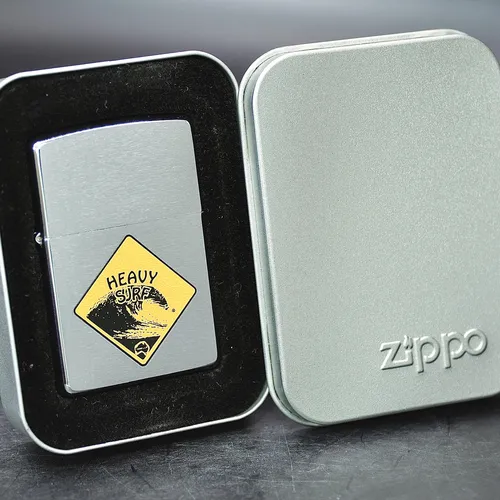 ZIPPO XƯA 2000 - HÀNG XƯA THẬP NIÊN 2000s _ CHỦ ĐỀ BIỂN BÁO HEAVY SURF